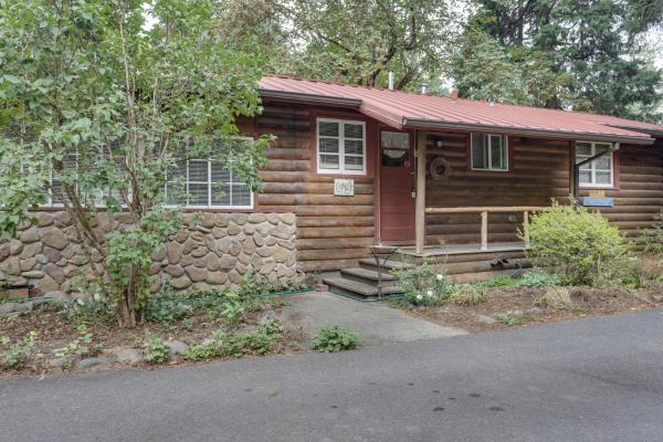 The photo shows the Molalla River Cottage located in the city of Scotts Mills.