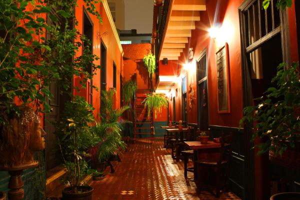 A la foto es mostra l'objecte KACLLA, The Healing Dog Hostel situat a la ciutat de Lima.