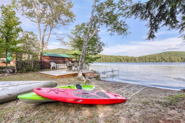 A la foto es mostra l'objecte Family Oriented Cottage situat a la ciutat de Adirondack.