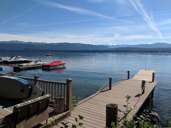 På bildet vises objektet Avery West Shore Cabin som ligger i byen McCall.