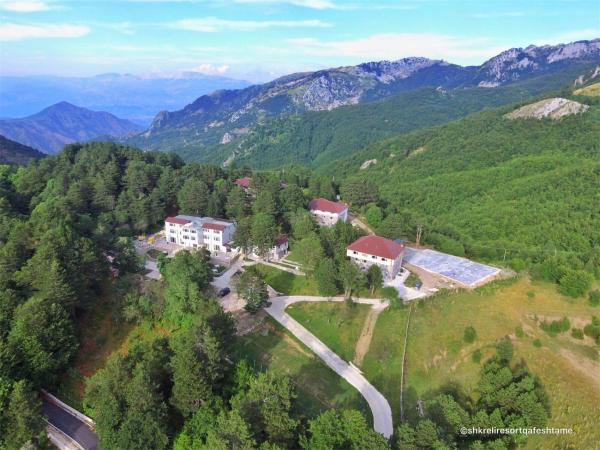 Na fotografii je vidět objekt Shkreli Resort Qafeshtame nacházející se ve městě Burrel.