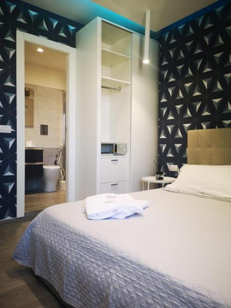 Na foto é possível ver o objeto 2B Fifteen Floor Suite Napoli localizado na cidade de Naples.