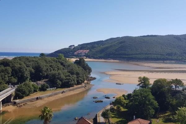 Auf dem Foto ist das Objekt El Mirador de Urdaibai in der Stadt Busturia zu sehen.