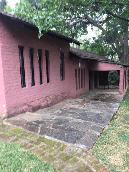 The photo shows the Nyangombe Backpackers located in the city of Kwekwe.