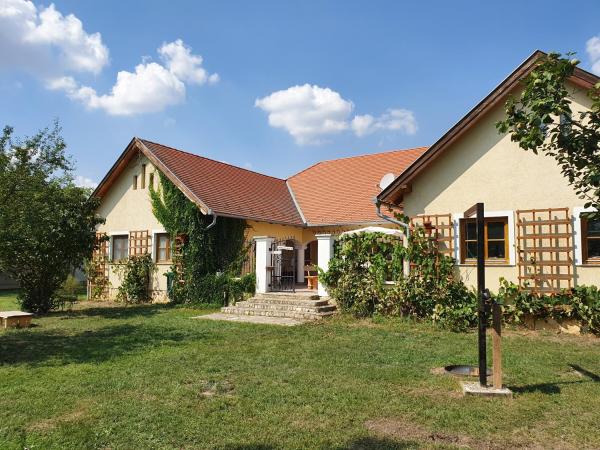 照片显示了位于Lócs市的Pension und Landhaus Steirerengel - Ferien & Jagd物件。