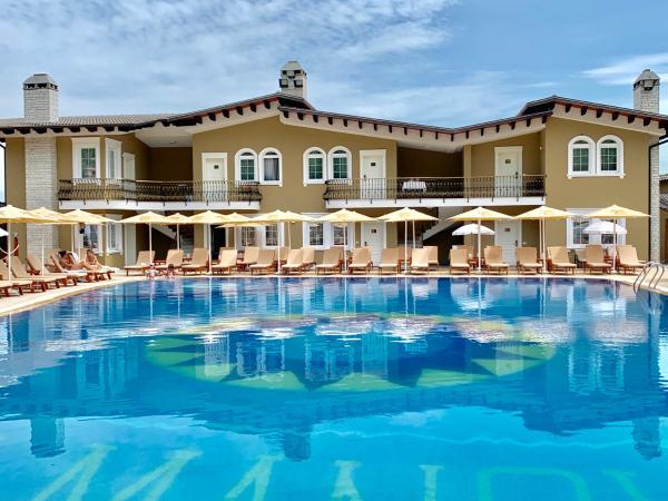 Na fotografii je vidět objekt PalmaNova Resort nacházející se ve městě Ibë.