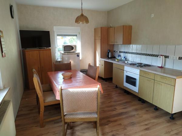 Auf dem Foto ist das Objekt Ferienwohnung Gönnern - Marburg Biedenkopf mit 5 Zimmer - 2 Badezimmer in der Stadt Steinperf zu sehen.