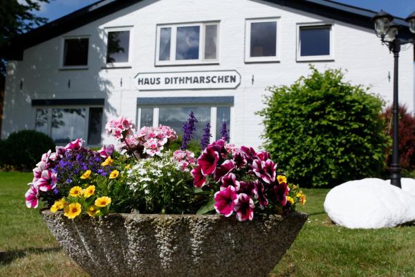 På billedet ses objektet Hotel Garni Haus Dithmarschen beliggende i byen Busenwurth.