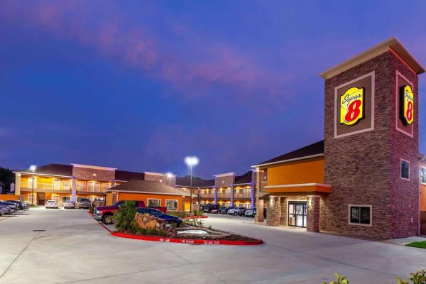 写真にはサイプレス市にあるSuper 8 by Wyndham Houston Northwest Cypressが写っています。