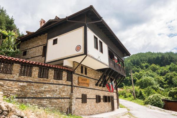 På billedet ses objektet Macedonia Guest House beliggende i byen Kremen.