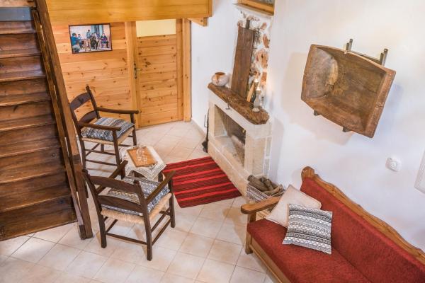På billedet ses objektet ARADENA TRADITIONAL House 3 beliggende i byen Arádhaina.