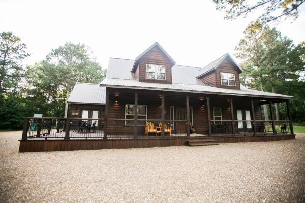 På bildet vises objektet HochaHoma Luxury Cabin som ligger i byen Broken Bow.