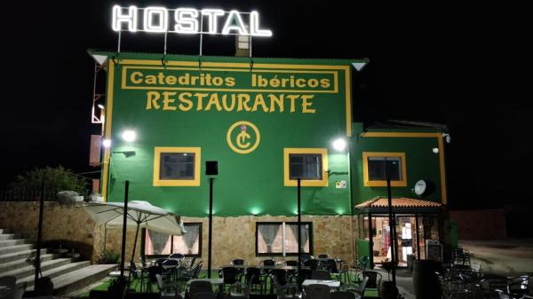 På bildet vises objektet Hostal Catedritos Ibéricos A-5 Km 154 A 5 KM DE OROPESA A 1 KM DE HERRERUELA DE OROPESA som ligger i byen La Calzada de Oropesa.