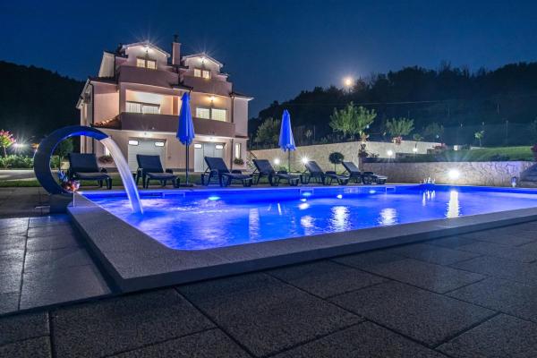 Στη φωτογραφία φαίνεται το αντικείμενο Green Paradise Estate Trilj που βρίσκεται στην πόλη Čaporice.