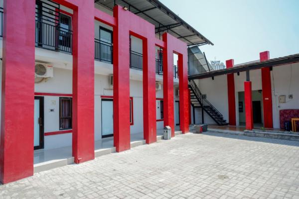 A la foto es mostra l'objecte RedDoorz Syariah near Alun Alun Tegal situat a la ciutat de Tegal.