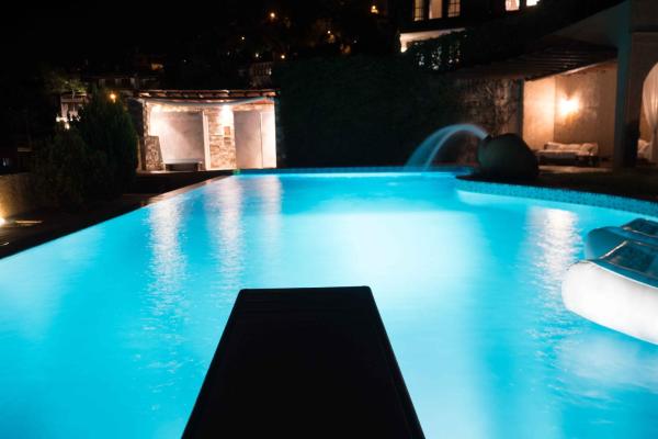 A la foto es mostra l'objecte Tranquil Infinity Pool Getaway (private jacuzzi and steam bath, pool, garden, sea and city views) situat a la ciutat de Volos.
