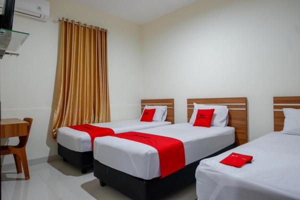 Στη φωτογραφία φαίνεται το αντικείμενο RedDoorz near Living Plaza Purwokerto που βρίσκεται στην πόλη Purwokerto.