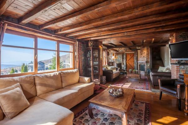写真にはパライオス・アギオス・アタナシオス市にあるVilla Palaios Agios Athanasiosが写っています。