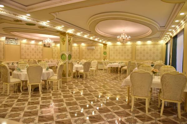 Na foto é possível ver o objeto Firuze Hotel & Restaurant localizado na cidade de Sheki.