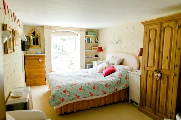 照片显示了位于Chichester市的Cosy Cottage ground floor bedroom ensuite with private entrance物件。
