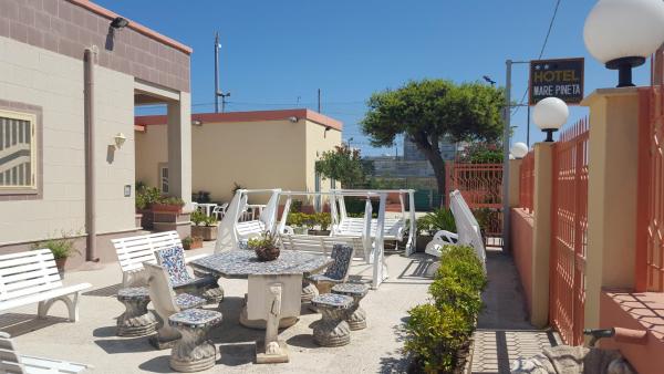 写真にはバーリ市にあるHOTEL MARE PINETAが写っています。