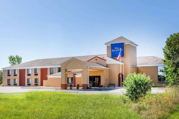 Na fotografii je vidět objekt Baymont Inn & Suites by Wyndham Mukwonago nacházející se ve městě Mukwonago.