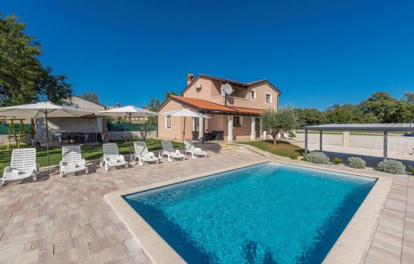 A la foto es mostra l'objecte Villa Gita situat a la ciutat de Tinjan.