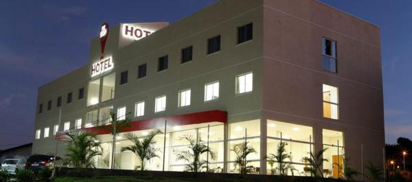 The photo shows the Hotel 494 Oliveira-MG located in the city of Carmo da Mata.