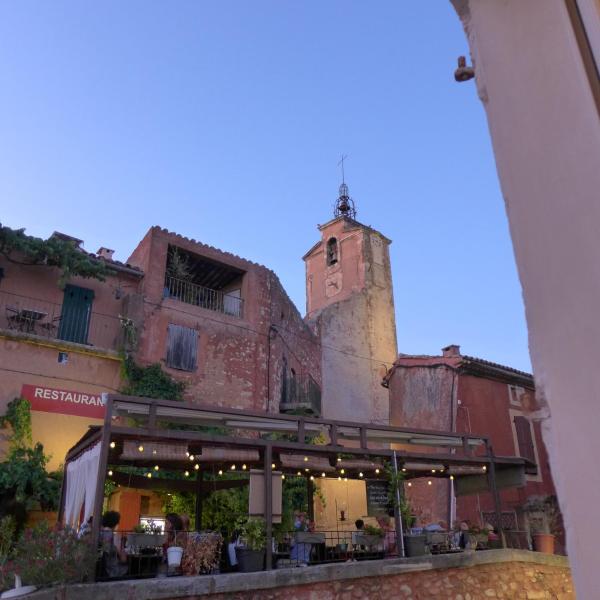 Nella foto è visibile l'oggetto Maison d'hôtes Une hirondelle en Provence situato nella città di Roussillon.