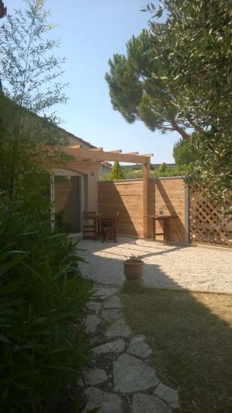 A la foto es mostra l'objecte Suite de charme avec terrasse, spa extérieur et petit piscine situat a la ciutat de Lédenon.