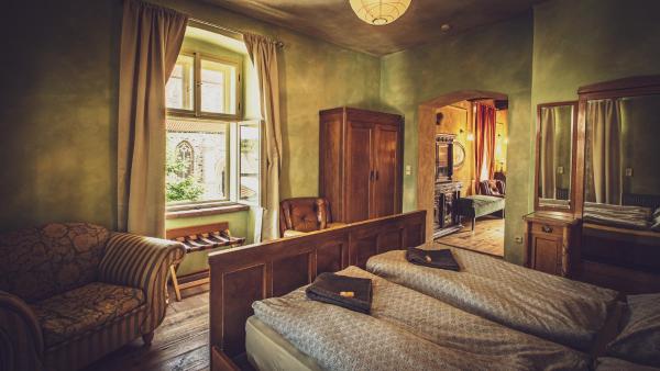 Na fotografii je vidět objekt Apartmány č.p. 9 nacházející se ve městě Svojšice.