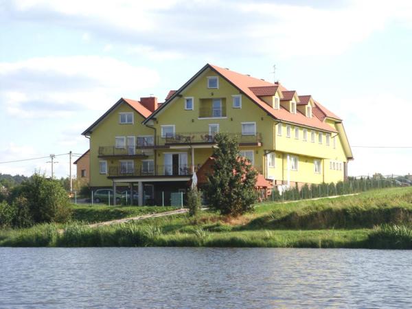 Na zdjęciu widoczny jest obiekt Hotel Pod Jaskółką położony w mieście Pępice.