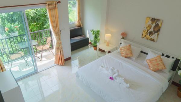 The photo shows the Pantip Boutique Hotel located in the city of Lamphun.