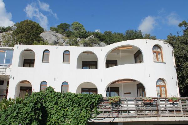 Na fotografii je vidět objekt Pataki Guesthouse nacházející se ve městě Ðurovići.