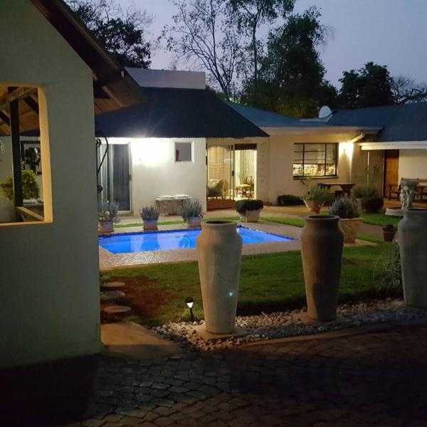 Na fotografii je vidět objekt Big Tree Guesthouse Brits nacházející se ve městě Brits.