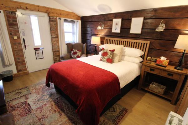 写真にはウォルヴァーハンプトン市にあるBoutique Garden Lodge @ The Larchesが写っています。