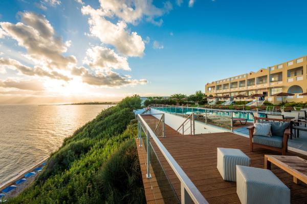 写真にはKariá市にあるNiforeika Beach Hotelが写っています。