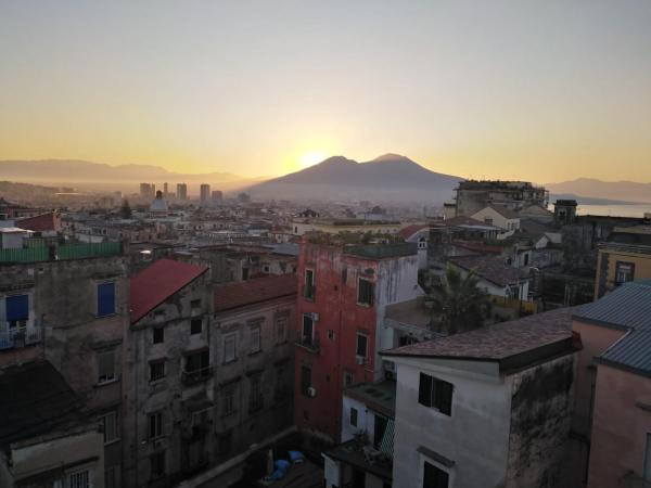 Na foto é possível ver o objeto Napoli bella vista localizado na cidade de Naples.