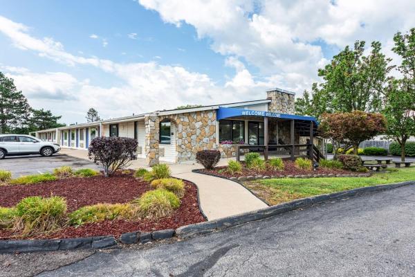 Na fotografii je vidět objekt Motel 6-Mansfield, OH nacházející se ve městě Mansfield.