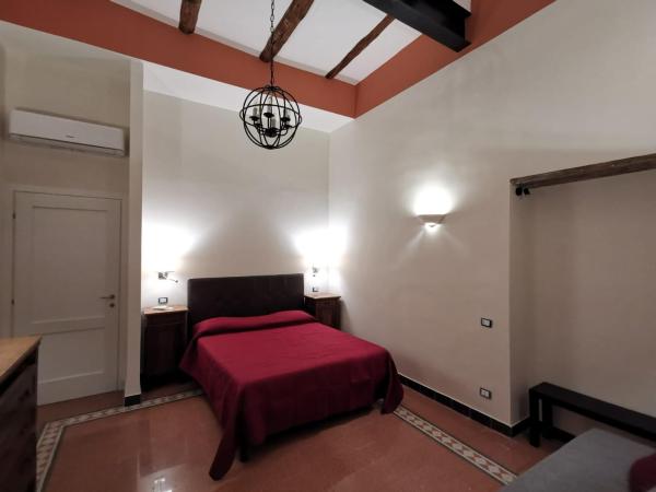 Na foto é possível ver o objeto Mergellina 121 Apartment's Rooms localizado na cidade de Naples.