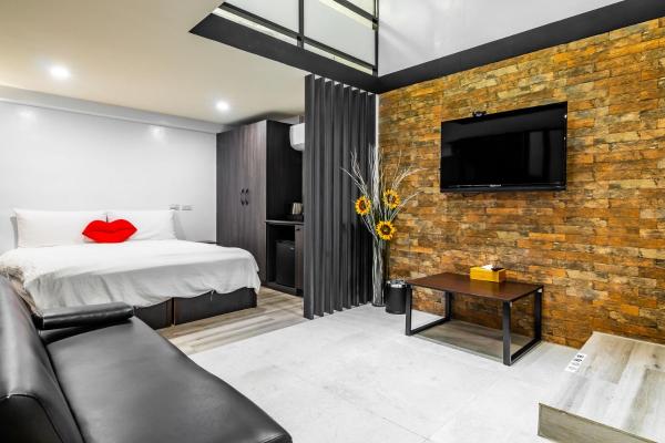 The photo shows the Sun Moon Tea B&B located in the city of Yuchi.