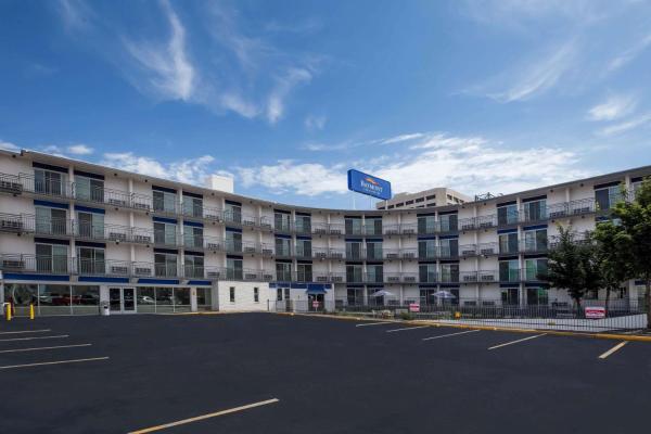 På billedet ses objektet Baymont by Wyndham Spokane beliggende i byen Spokane.