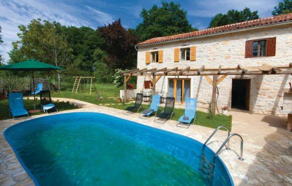 A la foto es mostra l'objecte Villa 704 situat a la ciutat de Batlug.