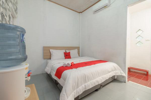 照片显示了位于Sabang市的RedDoorz Syariah near Paradiso Beach Sabang物件。