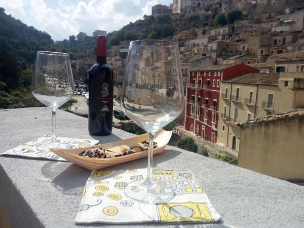 A la foto es mostra l'objecte Aquila Sveva Domus situat a la ciutat de Ragusa.