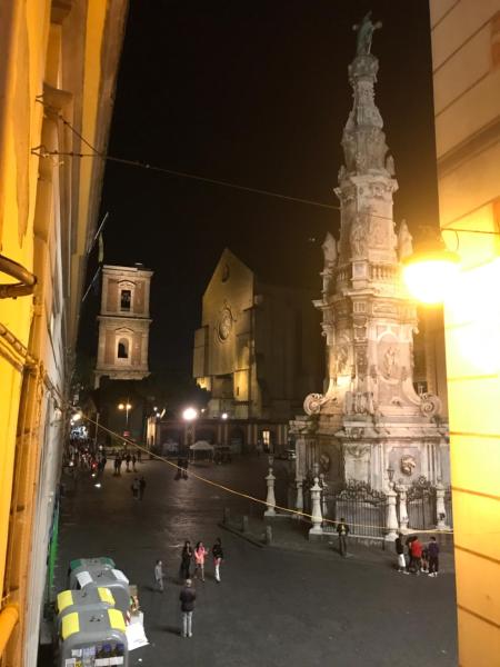 Na foto é possível ver o objeto La casa su SpaccaNapoli localizado na cidade de Naples.