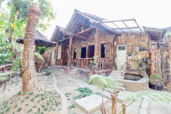 En la foto se muestra el objeto Larasati Homestay ubicado en la ciudad de Giripurno.