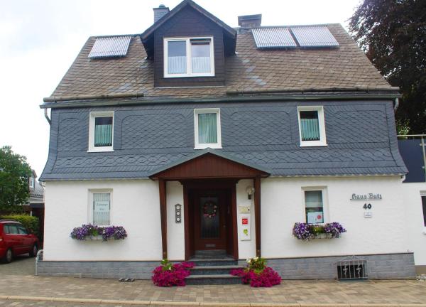 The photo shows the Pension Haus Butz located in the city of Winterberg.