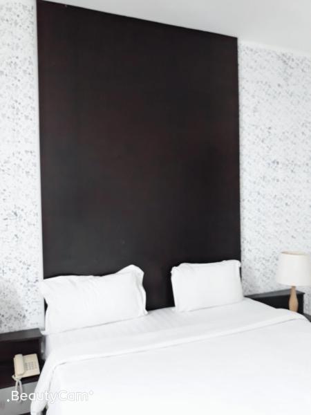 På billedet ses objektet Ginasuite Hotel beliggende i byen Kampong Serusup.
