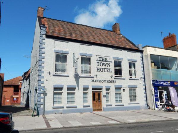 Na fotografii je vidět objekt The Town Hotel nacházející se ve městě Bridgwater.